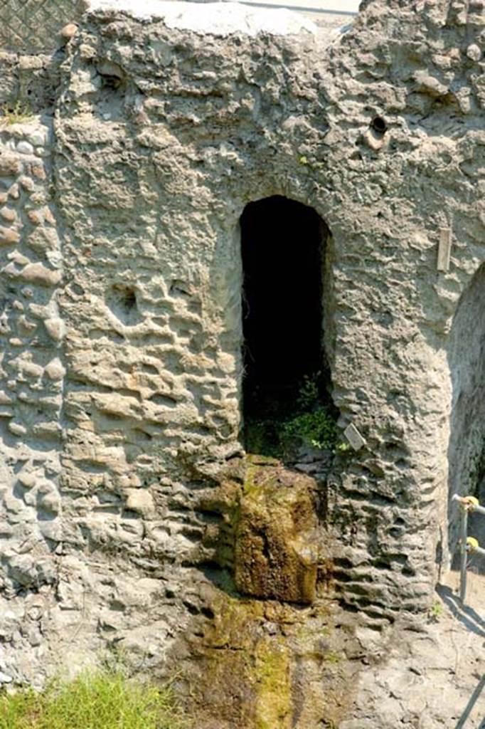 Beachfront, Herculaneum, July 2007. Doorway to small passageway/storeroom.
Photo courtesy of Jennifer Stephens. ©jfs2007_HERC-8628.